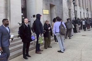 当地时间2025年4月1日，美国华盛顿特区，数百名员工在卫生与公共服务部总部大楼外排队等候。（图：互联网）