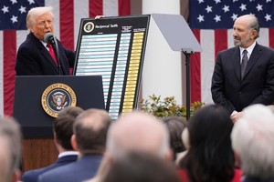 特朗普在新闻发布会上公布对等关税详情。（图：AP）