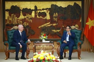 政府总理范明政（右）会见白俄罗斯副总理阿纳托利·西瓦克。（图：越通社）