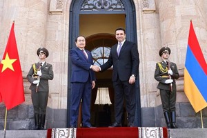 亚美尼亚议会议长西蒙扬在国会大厦欢迎越南国会主席陈青敏来访。（图：越通社）