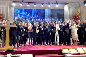 全体顾问理监事上礼台向贵宾行见面礼。