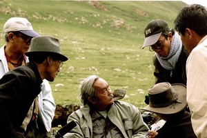 人民艺人范克（中）与《湄公河纪事》制作团队。