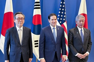 当地时间4月3日，在比利时布鲁塞尔，韩美日外长举行会谈。左起依次是韩国外交部长官赵兑烈、美国国务卿马尔科·鲁比奥、日本外务大臣岩屋毅。（图：韩联社）