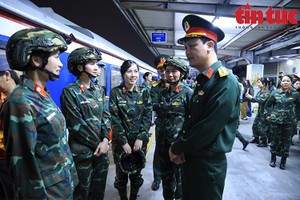 参加阅兵的士兵在站台上交换意见。（图：越通社）