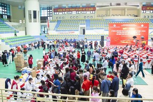 当地志愿者踊跃前来登记捐血救人奉献爱心