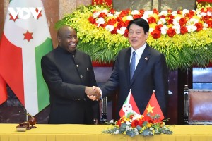 国家主席梁强与布隆迪总统举行会谈。