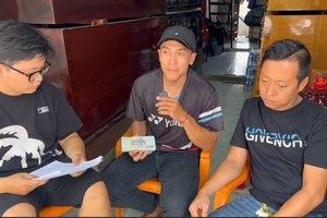 海南精武龙狮团运动员陈玉生(中)表示非常感谢各热心人士的关爱。