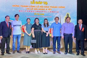 天后宫向各位圣灯福主及热心人士赠送礼物，表示感谢。