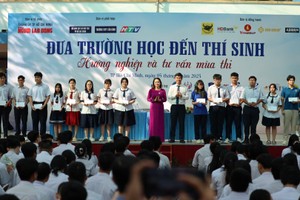 组委会向勤奋向上的清贫学生颁发奖学金。（图：劳动者报）