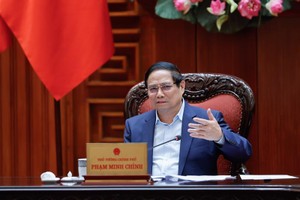 政府总理范明政主持会议并发表讲话。（图：VGP）