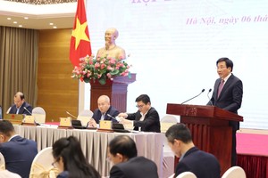 政府发言人陈文山部长（站）在会议上发言。（图：光福）