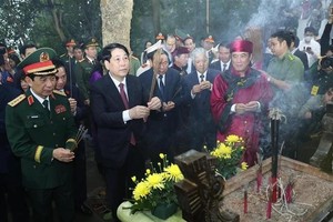 国家主席梁强出席雄王祭祖大典并敬香