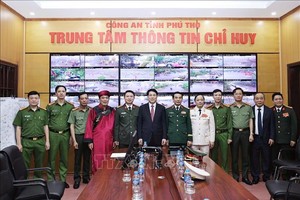 国家主席梁强（中）与富寿省公安指挥资讯中心干部合影。（图：越通社）