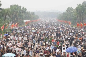 富寿省雄王庙游客如织