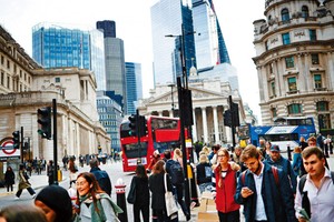 据Henley&Partners律师事务所的一项研究，去年，英国有1.08万名百万富翁(拥有至少100万英镑，约120万欧元流动资产的人)离开英国，比上一年增加了157%。图为伦敦街头一景。（图：互联网）