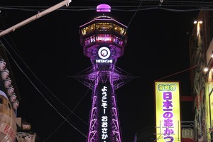 使用可再生能源电力亮灯的通天阁。（图：共同社）