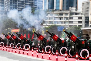 礼炮在白腾码头演练