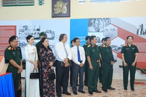 与会代表参观展览。（图：人民代表官网）