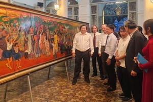 「胡志明市50年统一、建设与发展」美术展开幕