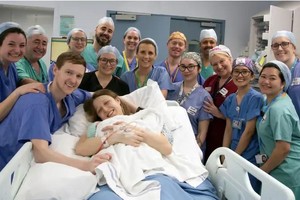 英国完成首例子宫移植后成功生育案例，36岁的葛瑞丝·戴维森在接受亲姐姐捐赠子宫后，顺利产下女婴，为无子宫女性带来全新希望。