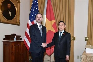 政府副总理胡德福与美国贸易代表贾米森·格里尔（Jamieson Greer）握手。（图：越通社）