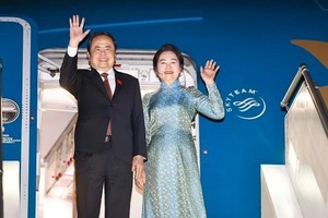 乌方在塔什干国际机场为越南国会主席陈青敏一行举行欢送仪式。（图：越通社）