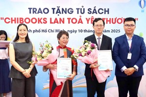 越美学校领导向Chibooks和中国驻本市总领馆赠送感谢状。