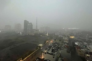 守德市乌云暴雨遮天。