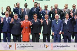 4月9日，在洪都拉斯首都特古西加尔巴的拉美和加勒比国家共同体第九届峰会现场，部分与会者合影留念。（图：新华社）