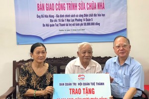 第五郡红十字会和第十四坊领导和穗城会馆理事长卢耀南向荣军杜友雄移交修缮“红十字屋”工程。