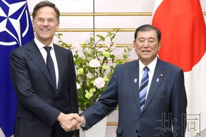 4月9日下午，日本首相石破茂在首相官邸与北约秘书长吕特（左）在会谈前握手。（图：共同社）