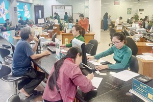 民众在银行办理业务。