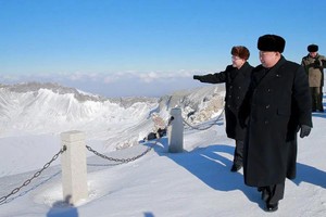 图为2017年12月，朝鲜最高领导人金正恩登上白头山山顶。（图：朝中社/AFP）