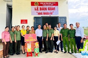 平顺省公安厅代表向咸顺南县顺南镇一贫困户移交“仁爱屋”。（图：越通社）