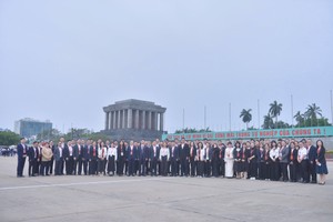 中国青年代表团在胡志明主席陵前合影。（图：碧娟）