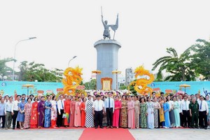 第六郡和第一坊领导与各代表在黎利公园的黎利雕像前留影。