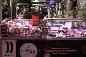 英国从4月12日起禁止旅客因个人用途从所有欧盟国家携带肉类和乳制品入境，违规者可面临最高5000英镑的罚款。（图：AFP）