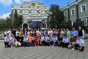 越南家族企业青商俱乐部参访团在明隆博物馆前留影。