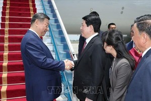 越南党中央政治局委员、国家主席梁强同志到内牌国际机场迎接中共中央总书记、国家主席习近平。（图：越通社）