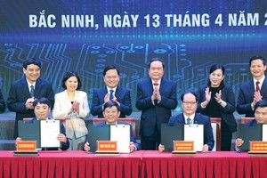 国会主席陈青敏见证北宁省人委会与各单位的合作《备忘录》签署仪式。