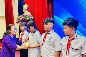 韦阿英基金会关爱少数民族子弟