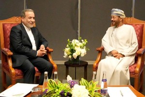 4月12日，伊朗外交部长阿巴斯·阿拉格齐（左）在马斯喀特会见阿曼外交部长赛义德·巴德尔·布赛义迪。（图：路透社）