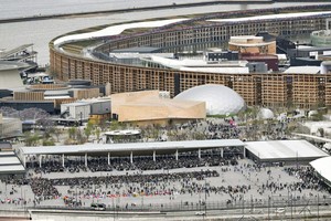 大阪‧关西世博会正式开放，入口前排起长队。（图：共同社）