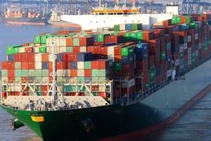 集装箱船在港口卸下货物。（图：国际海事组织）