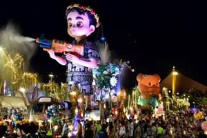 活动中巡游的主题花车。