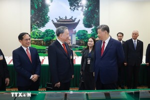 苏林总书记和中共中央总书记、中国国家主席习近平共同见证了两国合作文件展示。（图：越通社）