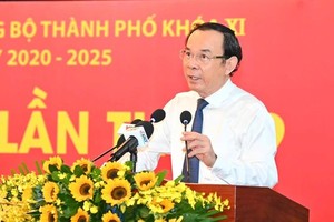 市委书记阮文年主持会议并发表讲话。（图：越勇）