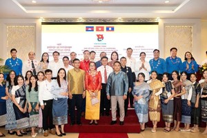 市领导与老挝、柬埔寨大学生会晤上合照留念。