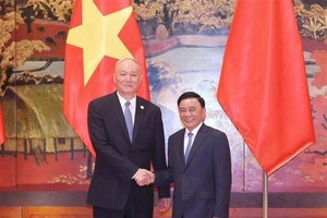 党中央政治局委员、中央书记处常务书记陈锦秀（右）与中共中央政治局常委、中央书记处书记蔡奇。（图：越通社）