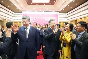党中央总书记苏林，国家主席梁强与中共中央总书记、国家主席习近平，以及越中两国两党众多高级领导人出席越中人民联欢。（图：越通社）
